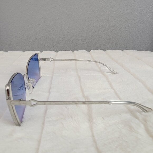 QUAY // ltd ed mother of pearl detail butterfly frame blue violet fade lens